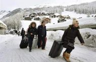 السلطات السويسرية تخلي جبال الألب من السائحين بسبب الإنهيارات الجليدية.